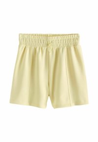 Shorts jaunes avec une taille élastique et un cordon de serrage, présentant des plis à l'avant. Fabriqués dans un tissu lisse et léger.
