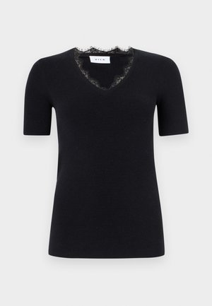 Μαύρο πλεκτό τοπ με κοντά μανίκια και V-λαιμόκοψη που διακοσμείται με λεπτή μαύρη δαντέλα, εφαρμοστή σιλουέτα και ετικέτα του brand στο εσωτερικό του γιακά.