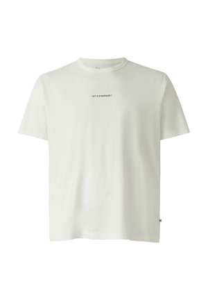 Biała koszulka z krótkim rękawem i okrągłym dekoltem, z małym czarnym napisem "LET'S SYNERGIZE !" na środku klatki piersiowej.