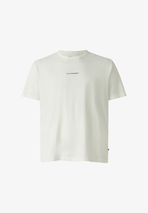 Biała koszulka z krótkim rękawem i okrągłym dekoltem, z małym czarnym napisem "LET'S SYNERGIZE !" na środku klatki piersiowej.