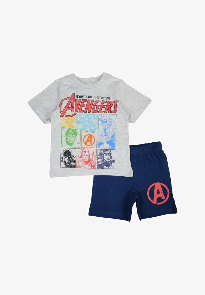 T-shirt en coton gris avec un graphique Avengers de plusieurs couleurs, accompagné de shorts bleu marine avec un accent logo rouge sur le côté.