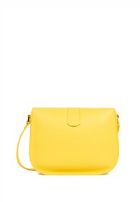 Sac en cuir jaune à porter en travers avec une texture granuleuse, fermeture à rabat et bandoulière ajustable. Forme rectangulaire et finition lisse.