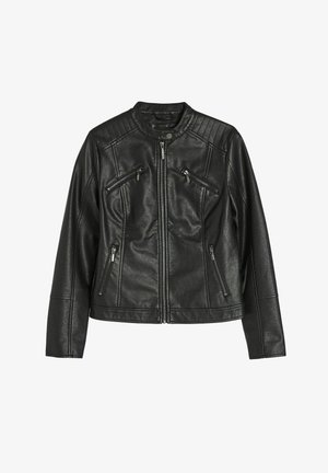 Czarna skórzana kurtka z zamkiem błyskawicznym, z pikowanymi detalami na ramionach i trzema kieszeniami zapinanymi na zamek z przodu. Klasyczny krój.