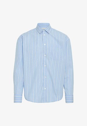 Hellblaues Button-up-Hemd mit vertikalen weißen Streifen, einer einzelnen Brusttasche und langen Ärmeln mit knöpfbaren Manschetten.