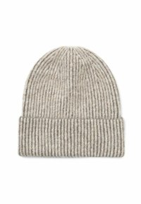 Grijze gebreide beanie met verticale ribbels, voorzien van een opgevouwen boord. Gemaakt van zachte wol, heeft het een gladde textuur en een gelijkmatige, neutrale kleur.