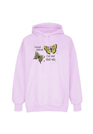 Lyse lilla hættetrøje med gule og grønne sommerfuglegrafikker og teksten 'colorful butterfly' på fronten, med frontlomme og snoretræk.