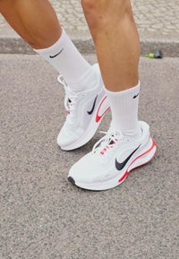 Nike Performance JOURNEY RUN - Zapatillas running asfalto - white/black/fire red/cement grey