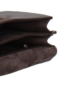 Borsetta a pochette in vitello scamosciato e pelle marrone aperta, che mostra più scomparti e una chiusura metallica all'interno su sfondo bianco.