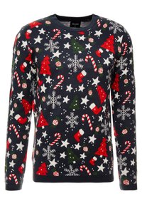 Stickad jultröja med en marinblå bakgrund som har röda träd, godisstänger, snöflingor och stjärnor i vitt och grönt.