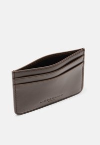 Brązowy skórzany portfel na karty z wieloma przegródkami, tłoczonym logo i gładką fakturą. Kompaktowy design z subtelnymi detalami szwów.