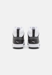 Hoge sneakers in zwart-wit synthetisch materiaal, met een gewatteerde kraag, textuurranden en logo-accent.