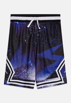 Sorte og blå basketballshorts med hvid snørre og stjernemønstre på hvert ben, med perforeret åndbart stof og stribet kant.