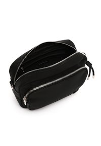 Borsa in pelle nera con diversi scomparti con zip. Caratterizzata da un design elegante, una texture liscia e accenti in metallo argentato.