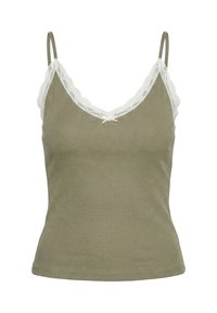 Camisole côtelée vert olive avec fines bretelles, bordure en dentelle blanche le long de l'encolure et des bretelles, et petit nœud au centre devant.
