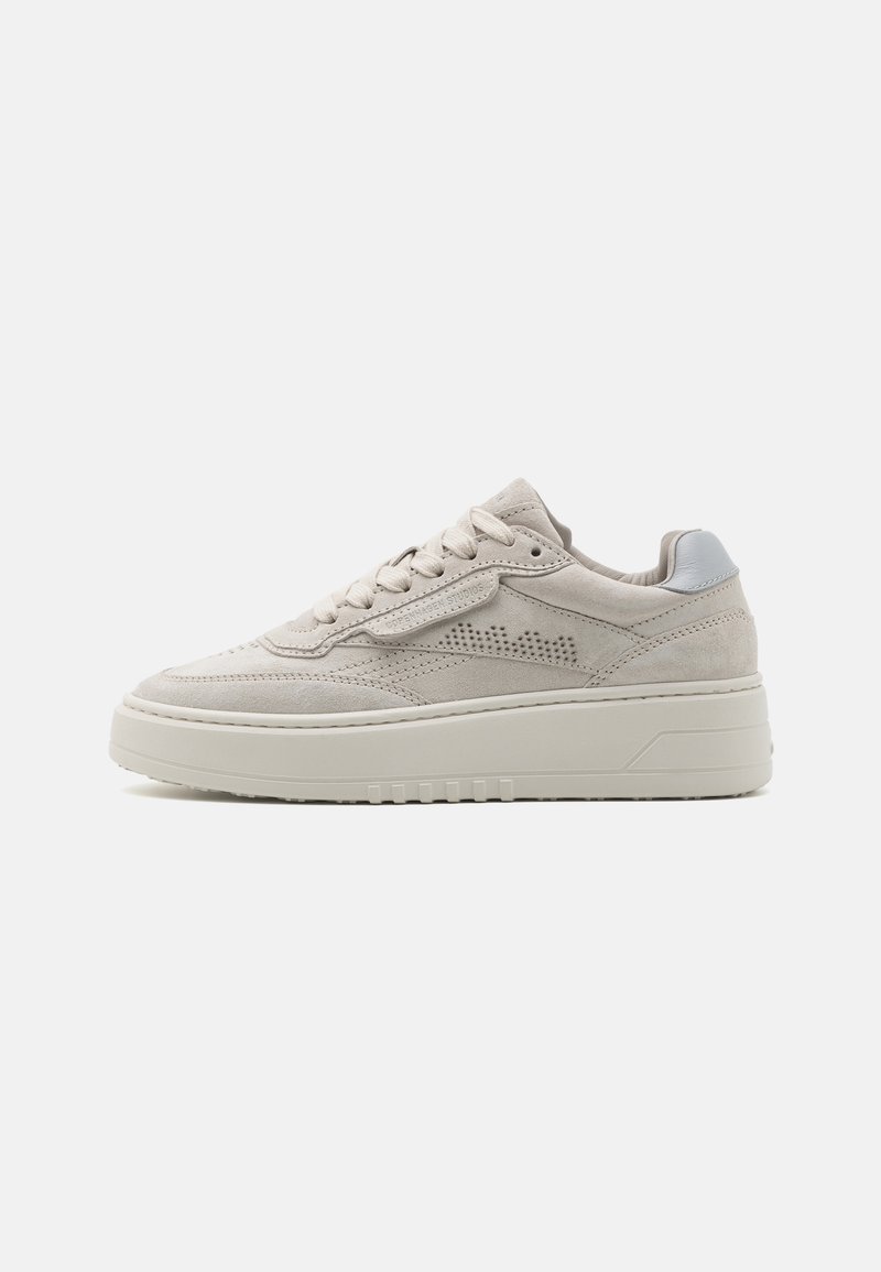 Sneaker mit Obermaterial aus hellgrauem Wildleder, strukturierten Details, einer dicken weißen Sohle und einem sanften blauen Akzent an der Ferse.