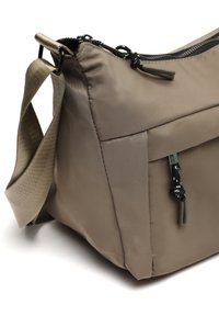 Borsa a tracolla in tessuto taupe con tracolla regolabile, zip nere e tasca frontale con zip su sfondo bianco.