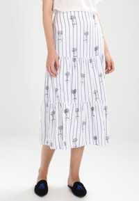 Bílá midi sukně s modrými vertikálními pruhy a černými vzory růží, se skládací konstrukcí a pohodlným pasem.