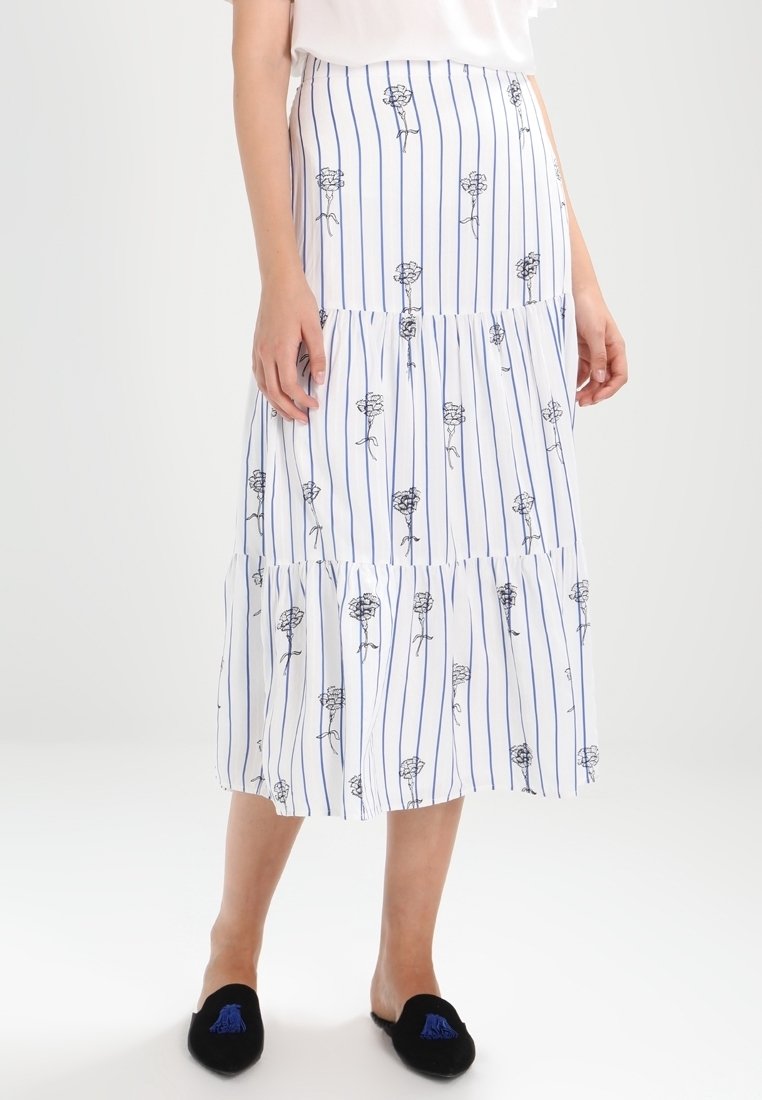 Bílá midi sukně s modrými vertikálními pruhy a černými vzory růží, se skládací konstrukcí a pohodlným pasem.