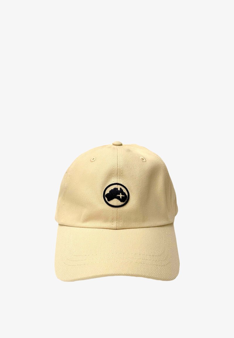 Gorra de algodón color beige claro con una corona redondeada y visera curvada. Presenta un parche circular negro con un contorno de Australia.