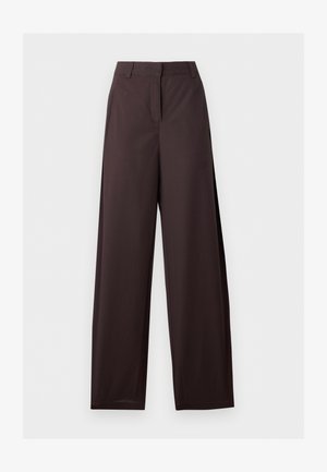 Sirge lõikega tumepruunid püksid vööaasa, esilise tõmbluku ja küljetaskutega, nähtavad lamedalt valgel taustal.