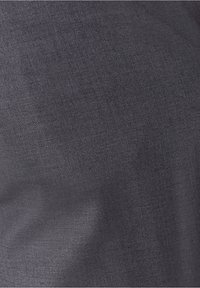 Texture di tessuto grigio scuro solido con un sottile motivo di intreccio e un'ombreggiatura morbida su tutta la superficie.