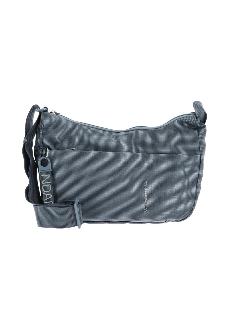 Borsa a spalla grigia con texture, chiusura a zip, tracolla regolabile e tasca frontale. Presenta un dettaglio con logo sul lato.