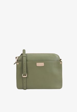 Rechthoekige olijfgroene leren schoudertas met een verstelbare schouderband, ritsafsluiting en een kleine gouden merkteken op de voorkant.