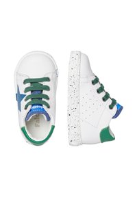 Scarpe di pelle bianca con accenti verdi e blu, lacci verdi, dettaglio stellare blu, lati perforati e suole bianche maculate.