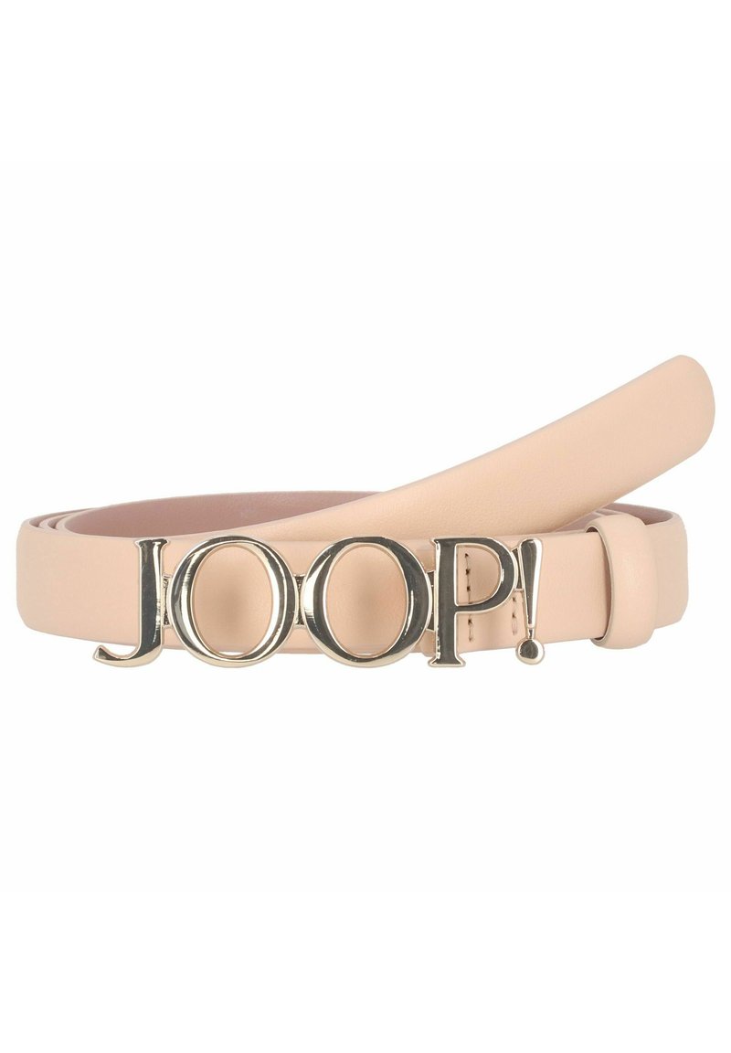 Brošňa z broskyňovej kože so striebornou kovovou prackou s názvom značky "JOOP!" v tučných písmenách, hladká textúra a jednoduchý dizajn.
