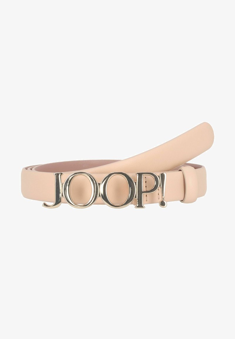 Barack színű bőr öv ezüst színű fém csattal, melyen a "JOOP!" márkanevének vastag betűtípusa található, sima felülettel és egyszerű dizájnnal.