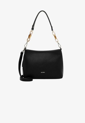 Czarna skórzana torebka z teksturowaną powierzchnią, odpinanym paskiem na ramię oraz dekoracyjnymi łańcuchami na uchwycie. Elementy ozdobne w kolorze srebrnym.