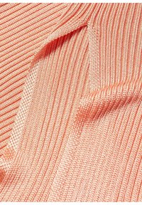 Tissu en maille côtelée pêche avec une texture douce, présentant de fines rayures verticales et une finition légèrement duveteuse. Idéal pour les vêtements ou les accessoires.