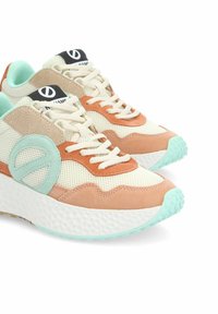 Sneaker realizzati in materiali mesh e suede color crema, arancione e verde menta. Presentano una suola intermedia bianca testurizzata e un accentuato logo circolare.