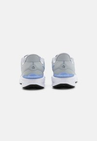 Nike Performance STAR RUNNER 4 - Chaussures de running sur route - wolf grey/royal pulse/white