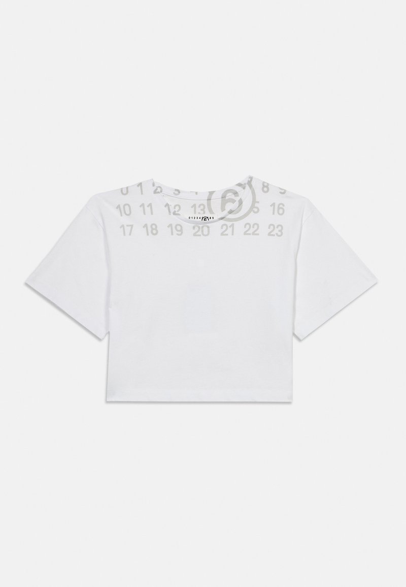 Λευκό κοντό t-shirt με κοντά μανίκια, που διαθέτει διαφανές αριθμητικό μοτίβο στο εμπρόσθιο μέρος και στρογγυλή λαιμόκοψη.