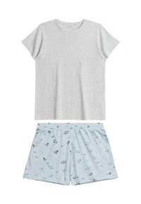 Szary t-shirt z krótkim rękawem i okrągłym dekoltem, w połączeniu z jasnoniebieskimi szortami w wzór granatowych motyli.