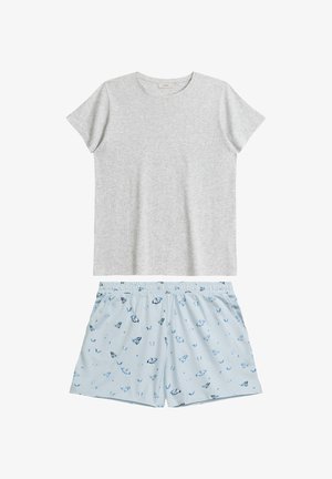 Szary t-shirt z krótkim rękawem i okrągłym dekoltem, w połączeniu z jasnoniebieskimi szortami w wzór granatowych motyli.