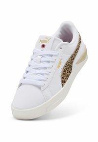 Sneaker Puma con tomaia in sintetico bianco, pannello laterale con stampa leopardata, dettagli beige, lacci piatti e logo dorato sulla punta.