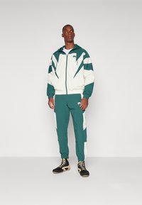 Venum ATTACK 90 JOGGERS - Trainingsbroek - forest green/ice
