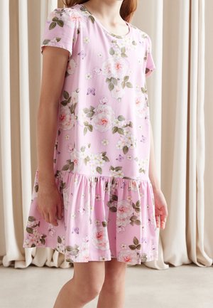 Różowa sukienka w kwiaty, wykonana z miękkiej tkaniny, z krótkimi rękawami, okrągłym dekoltem i marszczoną falbaną na dole z motylami i kwiatami.