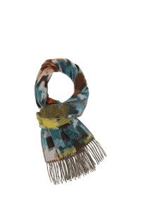 Écharpe multicolore avec des motifs abstraits bleus, marron et verts. Fabriquée en tissu doux avec un bord frangé et un détail de logo.