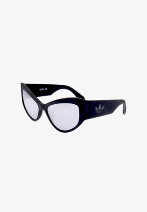 Occhiali da sole neri a forma di occhio di gatto con montature spesse e lenti traslucide, con un logo impresso sulla stanghetta.