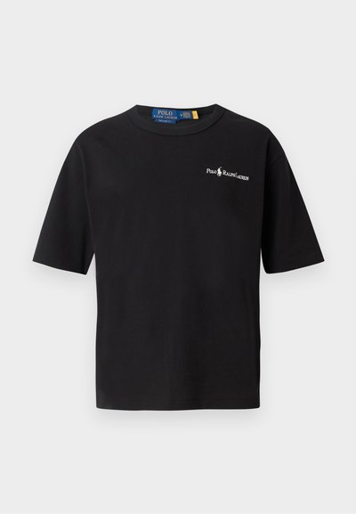 Črna bombažna majica s kratkimi rokavi, krožnim ovratnikom in belim logotipom na levem prsnem predelu, ki vključuje napis "Polo Ralph Lauren".