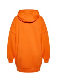 Ylisuuria oranssi huppari, jossa on kiristysnauha hupussa, pudotetut olkapäät ja ribbikuminauhat. Kangas näyttää pehmeältä ja siinä on sileä pinta.