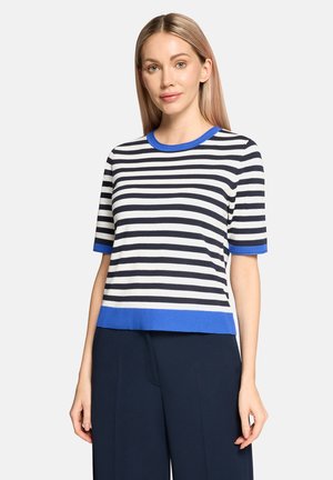Gestreiftes Kurzarmoberteil in Marineblau und Weiß mit einem blauen gerippten Kragen und Saum, das einen lässigen Schnitt und einen weichen Textil-Charakter aufweist.