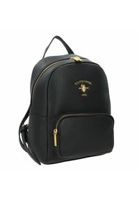 Zaino in ecopelle nera con forma arrotondata, cerniere dorate e tasca frontale con zip. Presenta il logo U.S. Polo Assn. in oro.