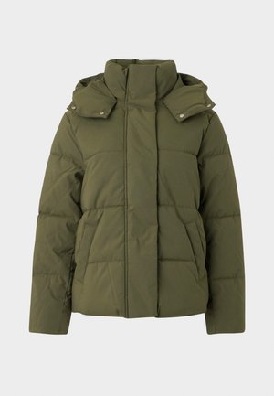 Olijfgroene pufferjack met een hoge kraag en capuchon, voorzien van gestikte panelen, zijzakken en drukknopen.