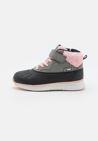Baskets montantes grises et noires avec un col en fausse fourrure rose, des lacets roses, une sangle Velcro, une semelle en caoutchouc texturée et des accents beiges.