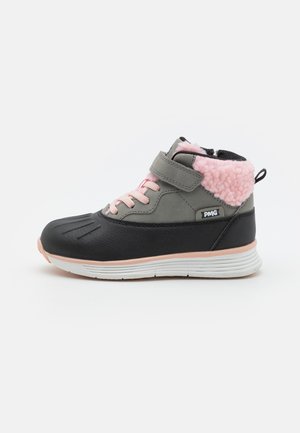 Baskets montantes grises et noires avec un col en fausse fourrure rose, des lacets roses, une sangle Velcro, une semelle en caoutchouc texturée et des accents beiges.