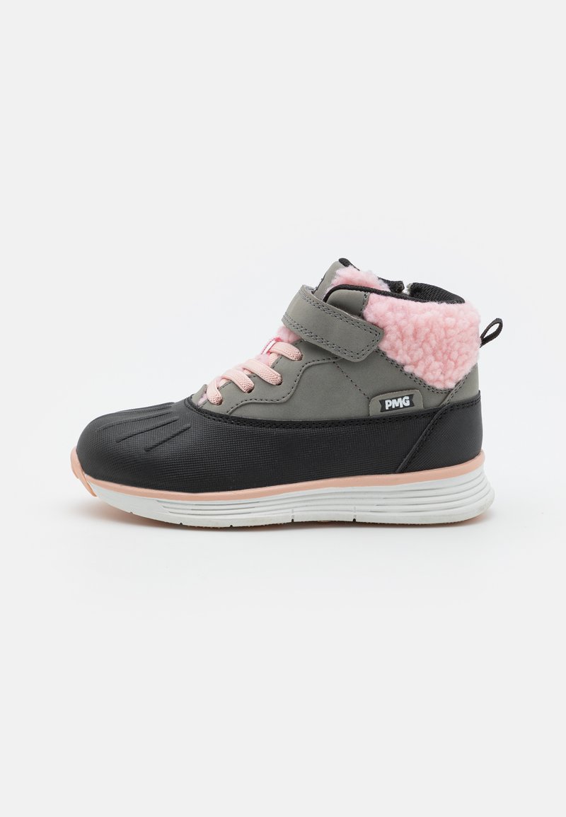 Baskets montantes grises et noires avec un col en fausse fourrure rose, des lacets roses, une sangle Velcro, une semelle en caoutchouc texturée et des accents beiges.